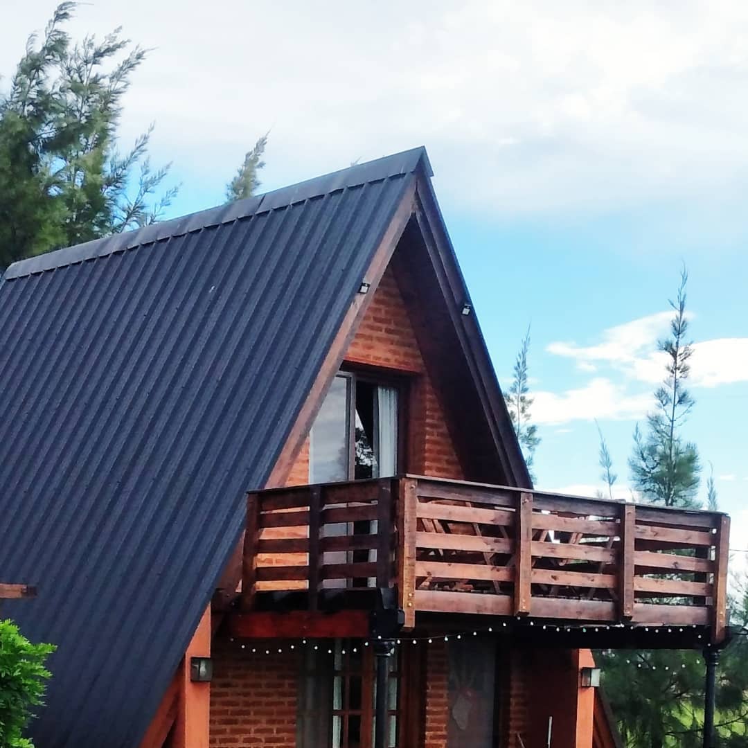 Interior cálido de la cabaña con estilo alpino