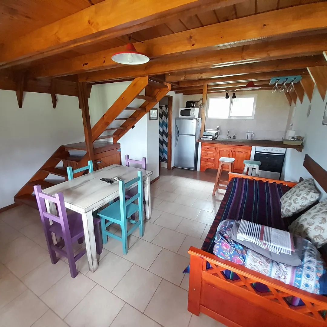 Interior cálido de la Cabaña Don Elisario